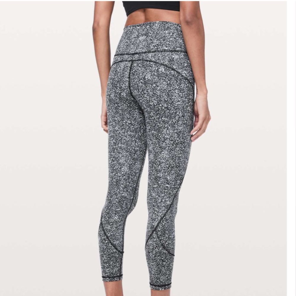 Lululemon In Movement Tight 25" Everlux - Size 4 - Picture 4 of 9